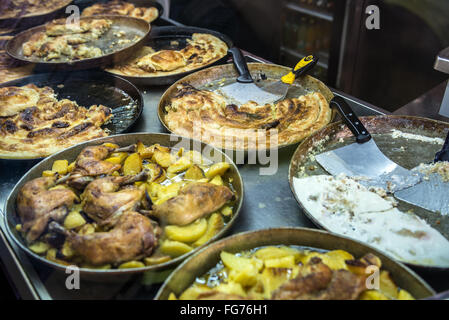 Burek laminées en plat de restaurant à Sarajevo, Bosnie-Herzégovine Banque D'Images