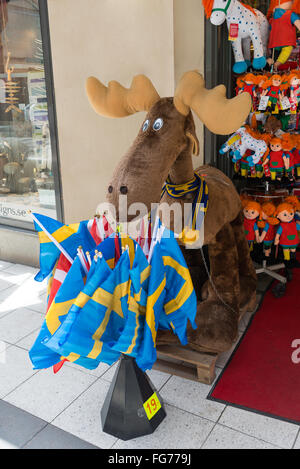 Souvenirs suédois à l'extérieur de l'atelier sur la rue Drottninggatan piétonne (Rue Queen), District de Norrmalm, Stockholm, Suède Banque D'Images