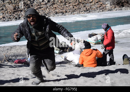Super heureux homme qui court vers la caméra Banque D'Images