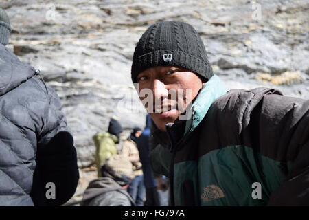 Porter à la caméra en ladakhis et souriant Banque D'Images