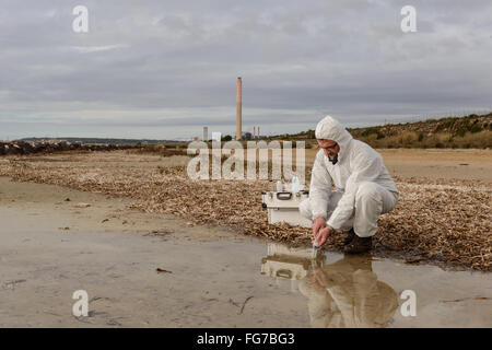 Analyser les experts de l'eau dans un environnement contaminé. Banque D'Images