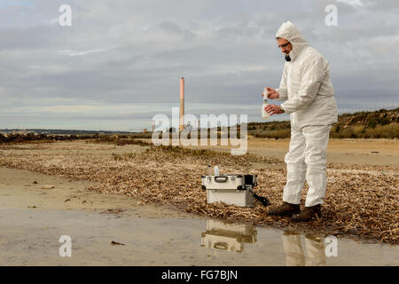 Analyser les experts de l'eau dans un environnement contaminé. Banque D'Images