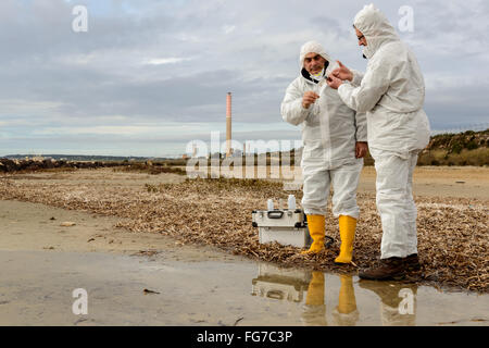 Analyser les experts de l'eau dans un environnement contaminé. Banque D'Images