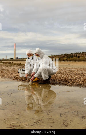 Analyser les experts de l'eau dans un environnement contaminé. Banque D'Images