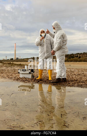 Analyser les experts de l'eau dans un environnement contaminé. Banque D'Images