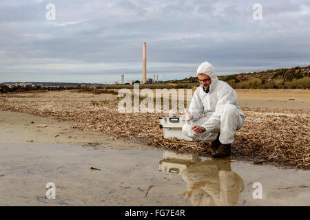 Analyser les experts de l'eau dans un environnement contaminé. Banque D'Images