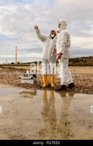 Analyser les experts de l'eau dans un environnement contaminé. Banque D'Images