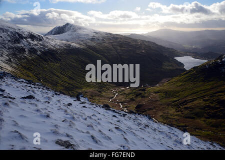 Le Dow Crag & couvertes de neige en hiver Tarn Seathwaite Banque D'Images