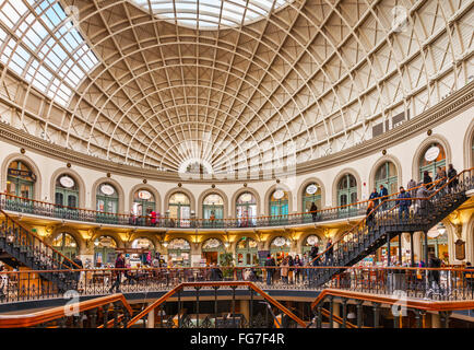 L'intérieur de Corn Exchange Leeds, Leeds, West Yorkshire, England, UK Banque D'Images