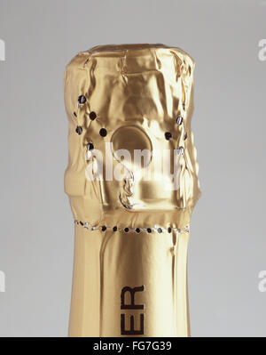 Haut de bouteille de champagne avec feuille d'or en studio, Londres, Angleterre, Royaume-Uni Banque D'Images