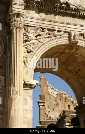 L'Arc de Constantin de triomphe, Via di San Gregorio, Rome, Italie, en regardant vers le colisée ou amphithéâtre Flavien Banque D'Images