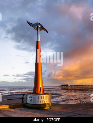 Grande hauteur tournante de la weathervane Southport, front de mer et attractions de la Promenade.Coucher de soleil coloré sur la mer d'Irlande sur la côte nord-ouest de Sefton.UK Météo vent girouette, vitesse du vent et instrument de direction; ce dispositif est un TPT Seamark sur la promenade de Southport, une grande tour de vent de station météorologique extérieure, qui sert de marqueur pour le début de la piste est-ouest du sentier Trans Pennine d'un océan à l'autre. Banque D'Images