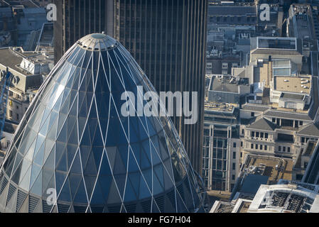 Un gros plan vue aérienne de la partie supérieure de 30 St Mary Axe dans la ville de Londres, mieux connu comme le Gherkin Banque D'Images