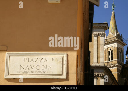Piazza Navona, Rome, Italie recherche vers la flèche de l'église Santa Maria della Pace. Banque D'Images