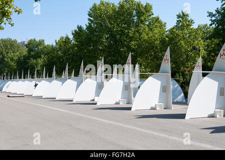 Confessionnaux en bois mis en place au parc El Retiro, à Madrid, en Espagne, pour la Journée mondiale de la Jeunesse (JMJ) Banque D'Images