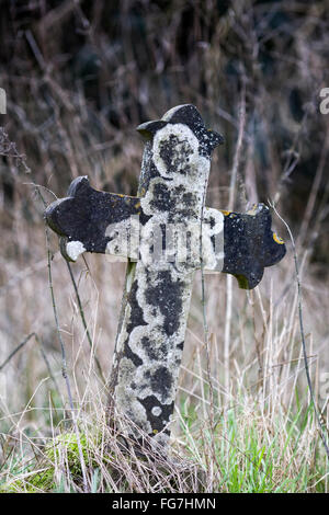 Vieille croix de pierre dans un cimetière. Banque D'Images