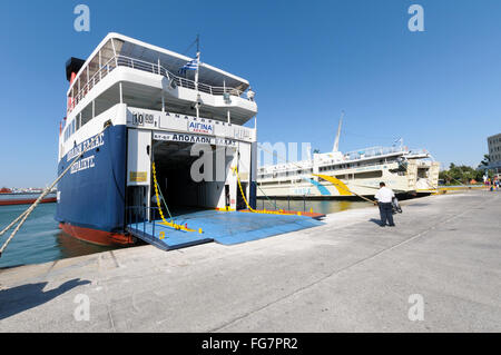 Un du traversier roulier à passagers avec la rampe arrière vers le bas dans le port du Pirée (Athènes, Grèce). Banque D'Images