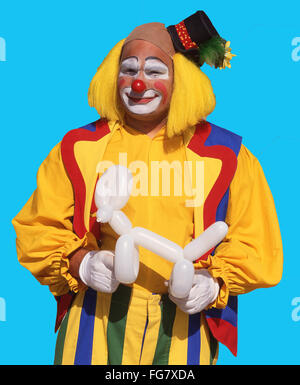 Clown coloré modélisé holding balloon, Berkshire, Angleterre, Royaume-Uni Banque D'Images