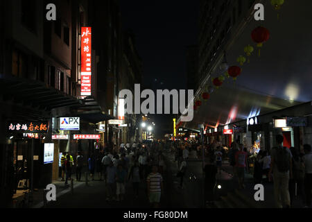 La section nord de la rue Dixon de nuit entre Liverpool St et Goulburn Street dans le quartier chinois de Sydney Haymarket en région. Banque D'Images