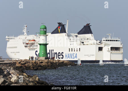 Phare warnemünde uns Cruiser Banque D'Images