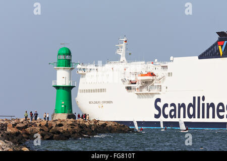 Phare warnemünde uns Cruiser Banque D'Images