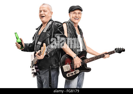 Senior male punk rock bassiste et guitariste posant ensemble isolé sur fond blanc Banque D'Images