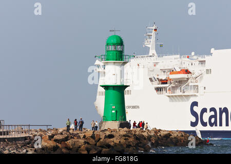 Phare warnemünde uns Cruiser Banque D'Images