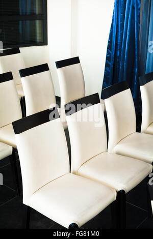 Chaises en cuir blanc dans une salle pour des conférences et des conférences Banque D'Images