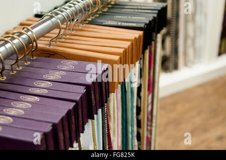 Livres d'échantillons de tissus de rideau sur l'écran dans un magasin de tissu. Banque D'Images