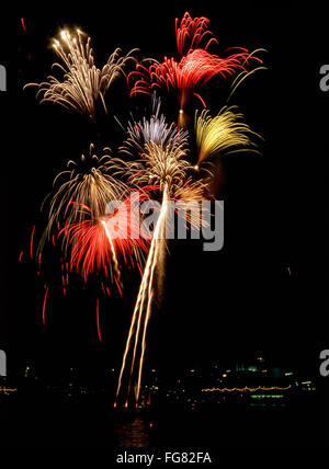 D'artifice la nuit, Tamise, Londres, Angleterre, Royaume-Uni Banque D'Images