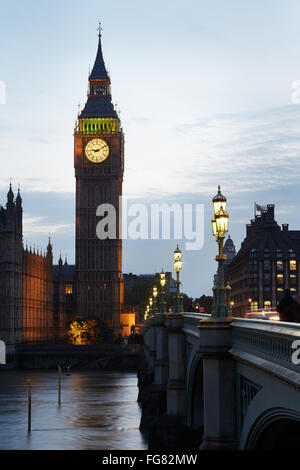 Big Ben et des chambres du parlement à Londres au crépuscule, personne ne Banque D'Images