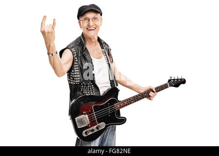 Portrait d'un vieux punk rocker avec une guitare basse et faire un geste rock isolé sur fond blanc Banque D'Images