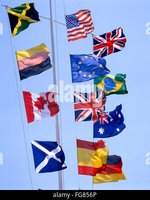 Drapeaux de l'Europe et du monde sur mât, Southampton, Hampshire, Angleterre, Royaume-Uni Banque D'Images