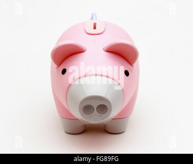 Pink piggy bank on white background, Surrey, Angleterre, Royaume-Uni Banque D'Images