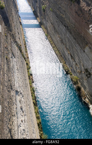 Regardant vers le bas sur le canal de Corinthe qui coupe à travers l'isthme qui sépare le Péloponnèse de la Grèce continentale Banque D'Images