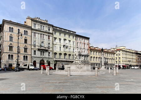 Géographie / voyages, Italie, Friuli, Trieste, Piazza della Borsa, fontaine de Neptune et de la statue de l'empereur Léopold I-Additional-Rights Clearance-Info-Not-Available Banque D'Images