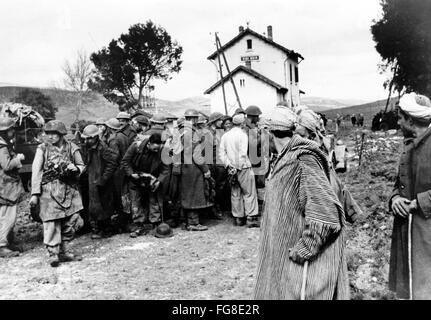 Le tableau de la propagande nazie montre les prisonniers de guerre britanniques de la Wehrmacht allemande près de Oued Sidi Nsir en Tunisie. La photo a été prise en mars 1943. Fotoarchiv für Zeitgeschichtee - PAS DE SERVICE DE VIREMENT - Banque D'Images