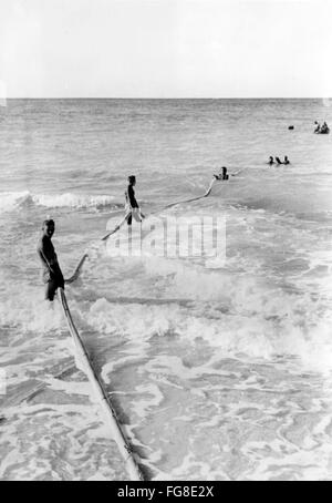 Le tableau de la propagande nazie montre que des soldats de la Wehrmacht allemande obtiennent de l'eau potable de la mer Méditerranée sur la côte tunisienne. La photo a été prise en mars 1943. Fotoarchiv für Zeitgeschichtee - PAS DE SERVICE DE VIREMENT - Banque D'Images