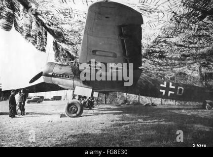 Un avion camouflé de la Wehrmacht allemande est photographié en Afrique du Nord. Date et lieu inconnus. Fotoarchiv für Zeitgeschichte Banque D'Images