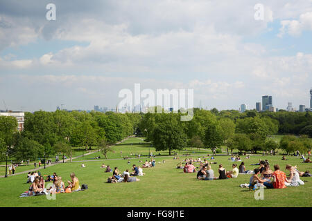 Primrose Hill top avec vue sur la ville de Londres et les gens se détendre dans le parc de Londres Banque D'Images