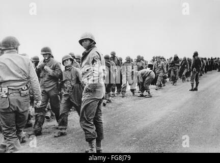 L'image de la propagande nazie! Dépeint les soldats américains capturés à un point de rassemblement en Tunisie, publié le 8 mars 1943. Lieu inconnu. Fotoarchiv für Zeitgeschichte Banque D'Images