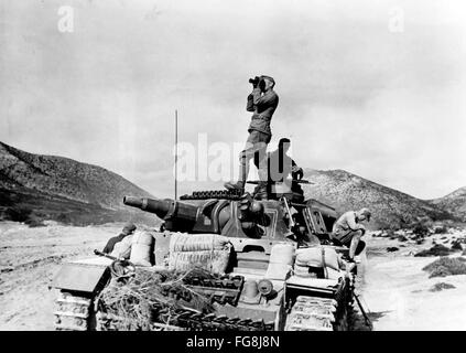Le tableau de la propagande nazie montre des soldats de la Wehrmacht allemande sur un char en Tunisie. La photo a été prise en mars 1943. Fotoarchiv für Zeitgeschichtee - PAS DE SERVICE DE VIREMENT - Banque D'Images