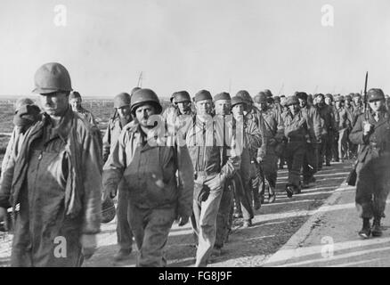 L'image de la propagande nazie! Dépeint les soldats ailés capturés en Tunisie, publié le 16 mars 1943. Lieu inconnu. Fotoarchiv für Zeitgeschichte Banque D'Images