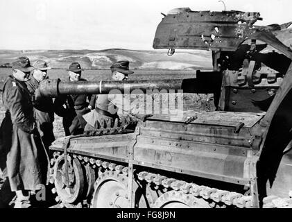 Le tableau de la propagande nazie montre des soldats de la Wehrmacht allemande sur un char américain détruit en Tunisie. La photo a été prise en mars 1943. Fotoarchiv für Zeitgeschichtee - PAS DE SERVICE DE VIREMENT - Banque D'Images