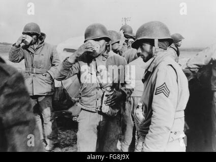 L'image de la propagande nazie! Dépeint les soldats américains capturés à un point de rassemblement en Tunisie, publié le 9 mars 1943. Lieu inconnu. Fotoarchiv für Zeitgeschichte Banque D'Images