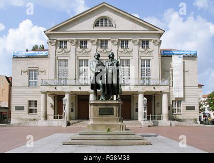 Géographie / voyage, Allemagne, Thuringe, Weimar, théâtre national sur la Theaterplatz (square), monument à Goethe et Schiller,-Additional-Rights Clearance-Info-Not-Available Banque D'Images