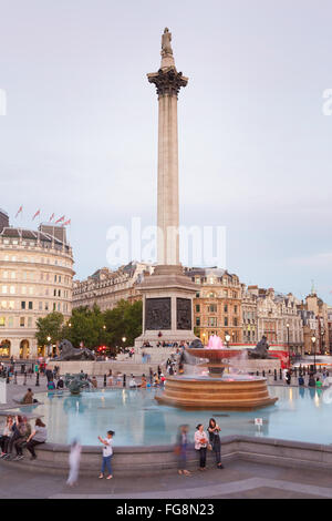 Trafalgar square avec les gens et les touristes au crépuscule à Londres Banque D'Images