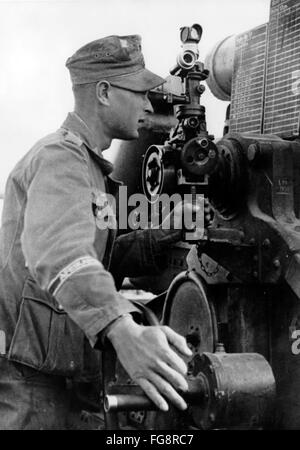 Le tableau de la propagande nazie montre un bombardier de la Wehrmacht allemande tout en ajustant une artillerie en Afrique du Nord. La photo a été prise en mars 1943. Fotoarchiv für Zeitgeschichte - PAS DE SERVICE DE VIREMENT - Banque D'Images