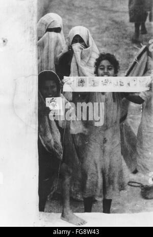 Le tableau de la propagande nazie montre des enfants et des femmes de la ville tunisienne de Kariouan. La photo a été prise en mars 1943. Fotoarchiv für Zeitgeschichte - PAS DE SERVICE DE VIREMENT - Banque D'Images