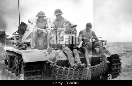 Le tableau de la propagande nazie montre des soldats d'Afrika Korps de la Wehrmacht allemande sur un char en Afrique du Nord. Date inconnue (1941-1943). Fotoarchiv für Zeitgeschichtee - PAS DE SERVICE DE VIREMENT - Banque D'Images